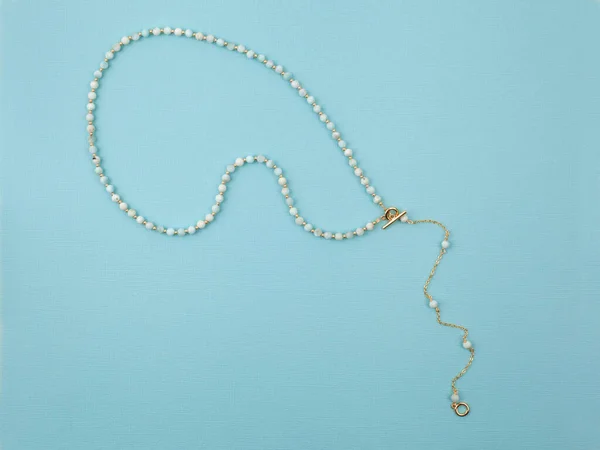 Женское Ожерелье Белых Драгоценных Камней Ярком Бирюзовом Фоне — стоковое фото