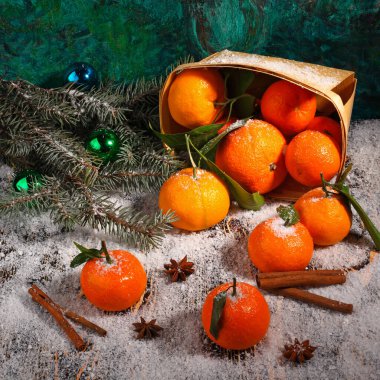Mandalina, anason, tarçın, top, köknar ağacı dalı ve sepetin Noel kompozisyonu ahşap karla kaplı yüzey