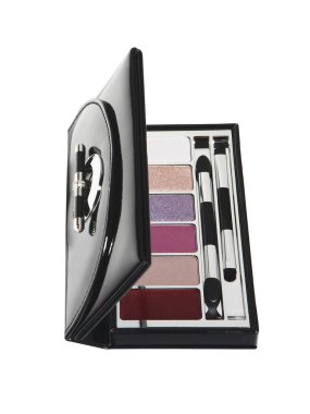 Göz gölgeli açık kozmetik seti ve siyah deri çantalı aplikatörler beyaz arka planda izole edilmiş