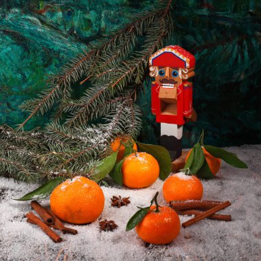 Mandalina, anason, tarçın, köknar ağacı dalı ve kahverengi ahşap karlı fındık kıracağının Noel kompozisyonu