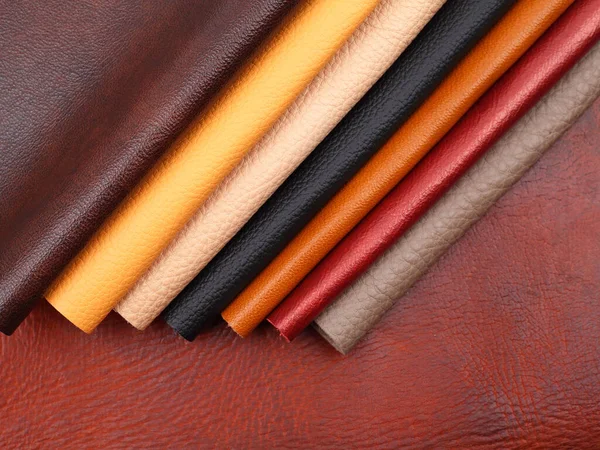 棕色皮革上不同颜色的天然皮革纹理样本 — 图库照片