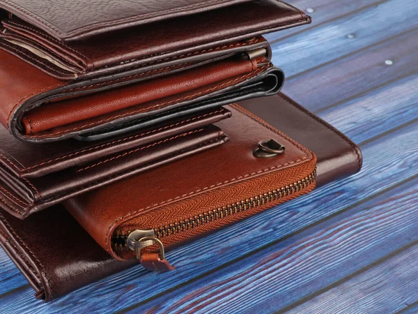 新しい革多色財布上の青木製の背景 — ストック写真