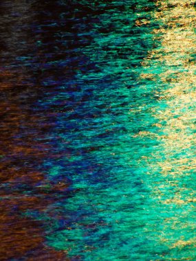 Turkuaz ve kırmızı ışık su camının yansımasına neden oluyor. Güzel doğal arkaplan