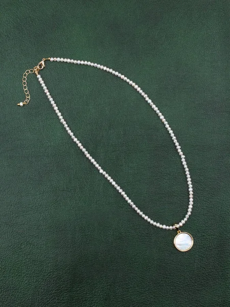 Elegante Barock Perlenkette Mit Anhänger Auf Dunkelgrünem Lederhintergrund Ansicht Von — Stockfoto