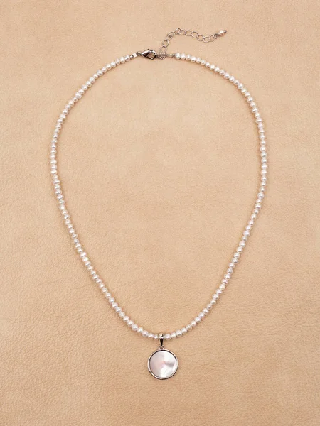 Luxury Elegant Baroque Pearl Necklace Pendant Beige Leather Background Top — Stock Photo, Image