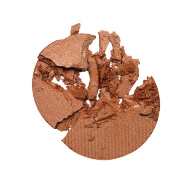 Kırık yüz pudrası beyaz arka planda izole edilmiş.