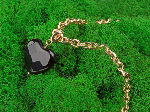 Female Heart Shaped Pendant Golden Chain Green Moss Background Close — Stock Photo, Image