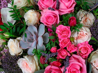 Gül, leylak ve kasımpatı santinili çiçek aranjmanı 