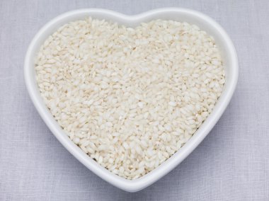 bir kalp şeklinde kase risotto