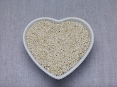 bir kalp şeklinde kase risotto