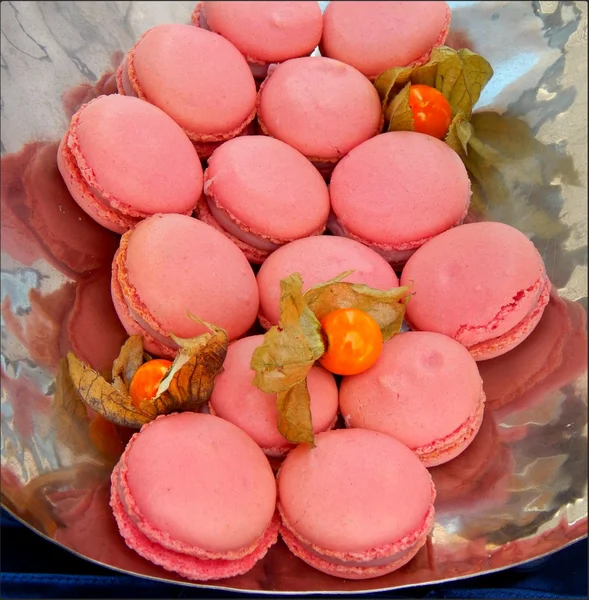 Macarons cor-de-rosa com groselha — Fotografia de Stock