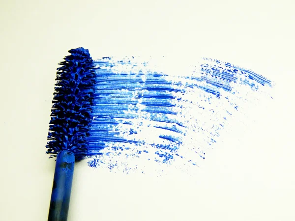 Blauwe mascara beroerte en borstel geïsoleerd op wit — Stockfoto