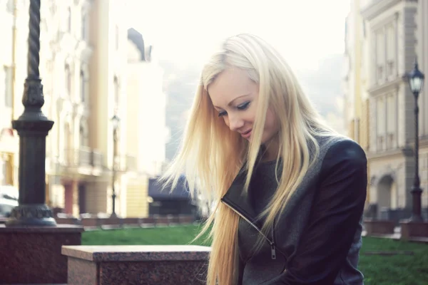 Feliz joven hermosa mujer rubia sonriendo en la calle — Foto de Stock