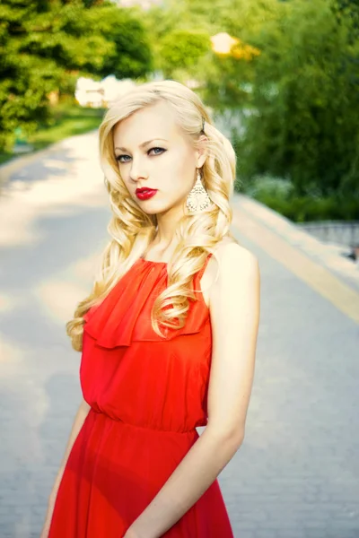 Kırmızı bir elbise genç güzel sarışın — Stok fotoğraf