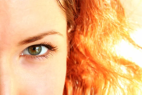 Oeil vert d'une fille aux cheveux roux gros plan — Photo