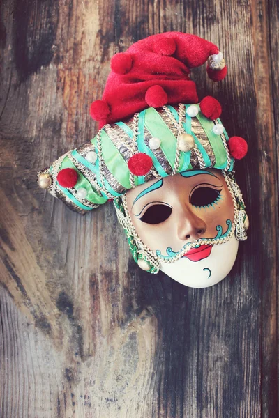 Hermosa máscara de mascarada veneciana en un sombrero rojo para el carnaval en Venecia —  Fotos de Stock