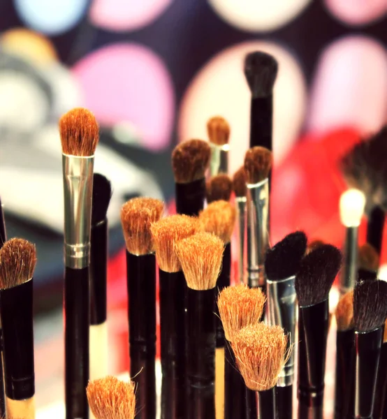 Zbliżenie różnych kosmetycznych pędzle do makijażu — Zdjęcie stockowe