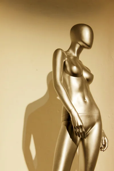 Золотий манекен у вигляді сексуальної жінки — стокове фото