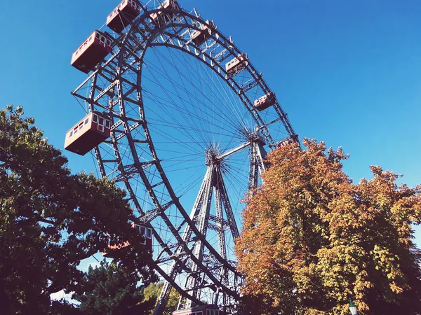 Ferris Wiel Over Blauwe Lucht — Stockfoto