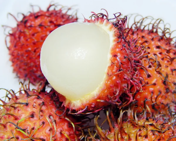 Fruta do Rambutão com casca vermelha isolada sobre fundo branco — Fotografia de Stock