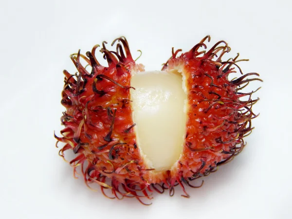 Rambutan fruta con concha roja aislada sobre fondo blanco — Foto de Stock