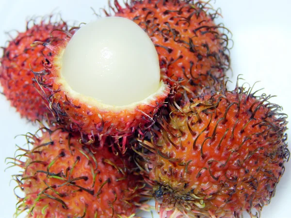 Rambutan fruta con concha roja aislada sobre fondo blanco — Foto de Stock
