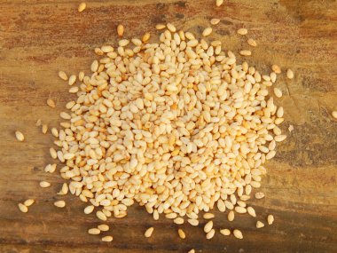 ahşap arka plan üzerinde izole susam