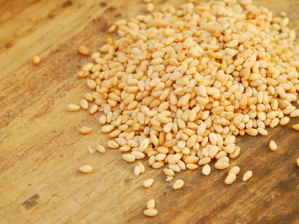 Sesame seeds isolated on wooden background — Stock Photo, Image