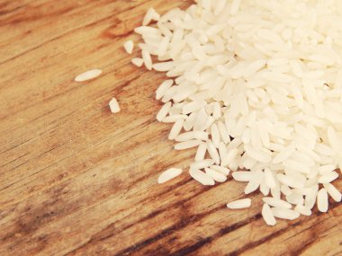 ahşap arka plan üzerinde uzun taneli pirinç