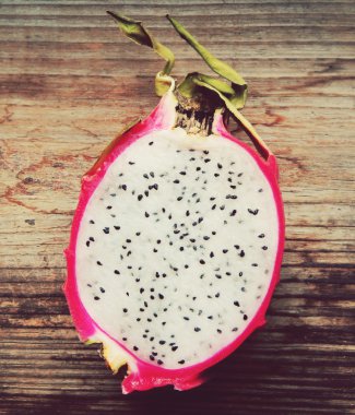 ahşap masa portre üzerinde iki adet sulu pembe pitaya kesilmiş