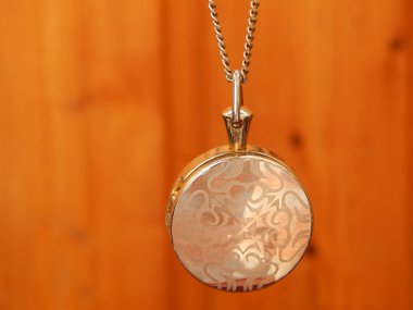 ahşap arka plan üzerinde daire şeklinde güzel gümüş kolye