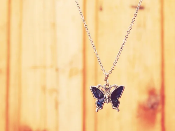 Hermoso collar de plata en forma de mariposa con gemas azules —  Fotos de Stock