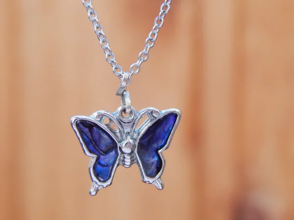 Magnifique collier en argent en forme de papillon avec des gemmes bleues — Photo