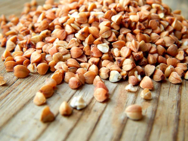 Cereali di grano saraceno sul tavolo di legno — Foto Stock