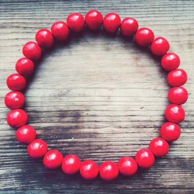 geleneksel Ukrayna kırmızı boncuk ahşaptan yapılmış yuvarlak