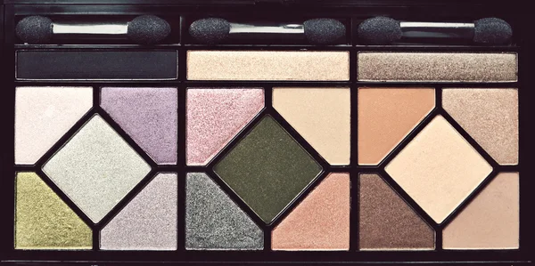Eine Eyeshadow-Palette mit 15 Farben mit drei Bürsten — Stockfoto
