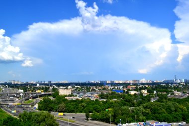 Kiev şehri yol kavşağı ve mavi gökyüzü ve bulutlar üzerinde ağaç görünümü