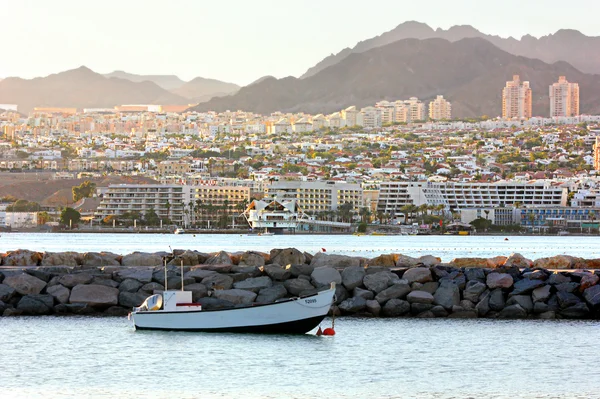 güzel manzara sahil ve tekneler, eilat tatil köyleri, oteller