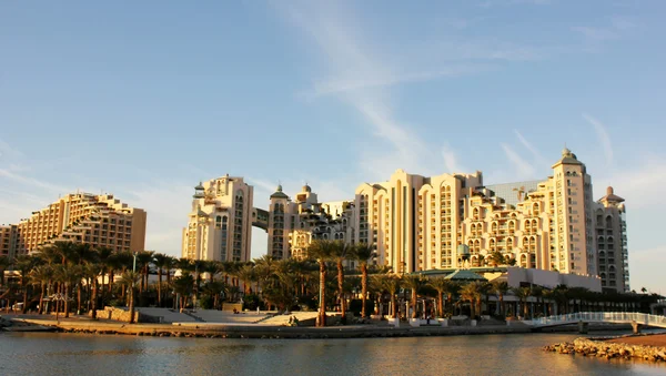 Bela vista de Eilat resorts, hotéis, costa e barcos — Fotografia de Stock