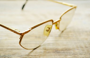ahşap bir masa üzerinde eski moda gözlük