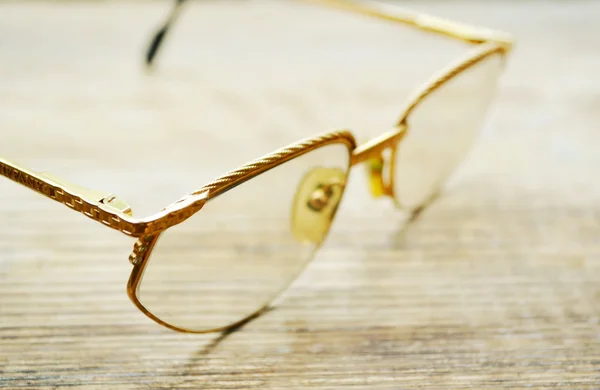 Lunettes à l'ancienne sur une table en bois — Photo