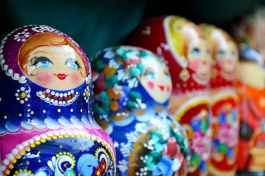 renkli ahşap matryoshkas topluluğu