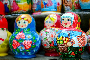renkli ahşap matryoshkas topluluğu