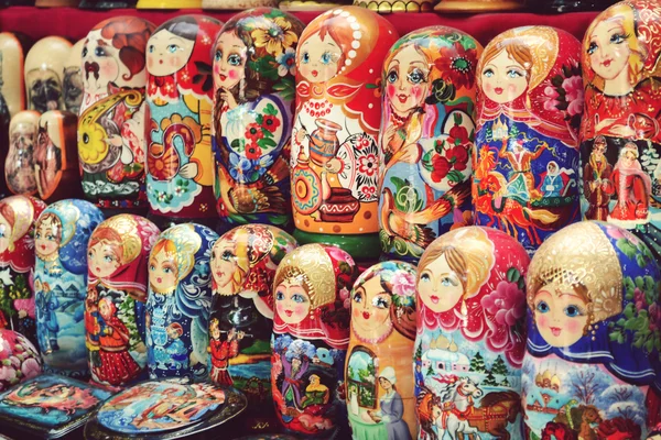 En samling af farverige træ matryoshkas - Stock-foto