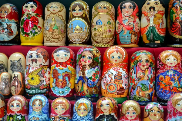 Uma coleção de matryoshkas de madeira colorido — Fotografia de Stock
