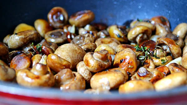 Champiñones de champiñones asados con tomillo y ajo en una sartén — Foto de Stock