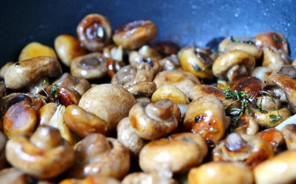 Смажені гриби з чебрецем і часником на сковороді — стокове фото
