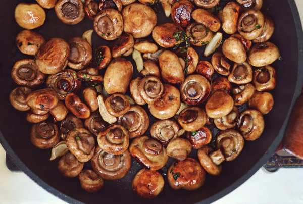 Roasted mushrooms champignons with thyme and garlic in a pan — Stock Photo, Image