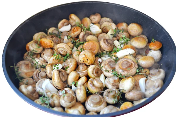 Смажені гриби з чебрецем і часником на сковороді ізольовані на білому — стокове фото