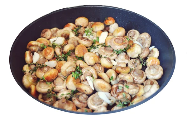 Смажені гриби з чебрецем і часником на сковороді ізольовані на білому — стокове фото